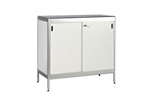 Skranke m/lås<br/>H:96 cm B:98,5 cm D: 46,5 cm 