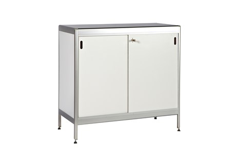 Skranke m/lås<br/>H:96 cm B:98,5 cm D: 46,5 cm 